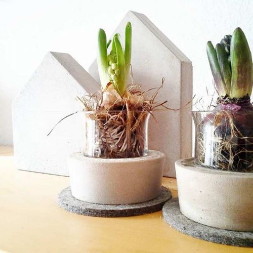 Handgegossene Deko-Häuser aus Beton, mit Blumendeko