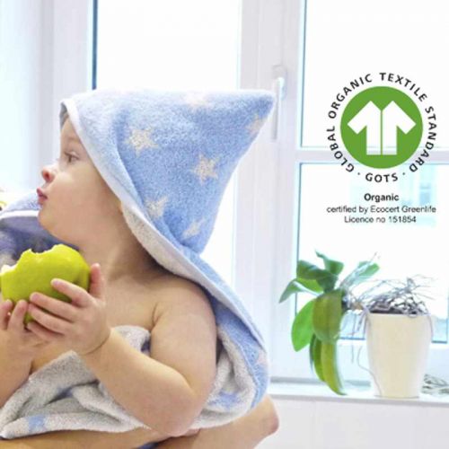Baby mit hellblauem Kapuzen-Badetuch