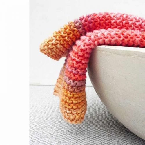 2 Spültücher in Farbe Living-Coral über Betonschale