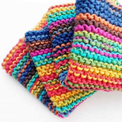 Handgestrickte kleine Spültücher in allen Regenbogenfarben