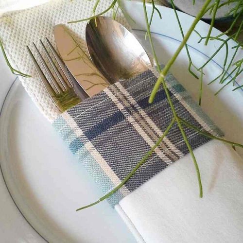 Naturfarbene Stoff-Serviettentasche mit blau-karierter Banderole