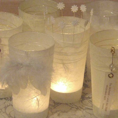 Weiße Glaswindlichter mit Chinapapier überzogen und dekoriert