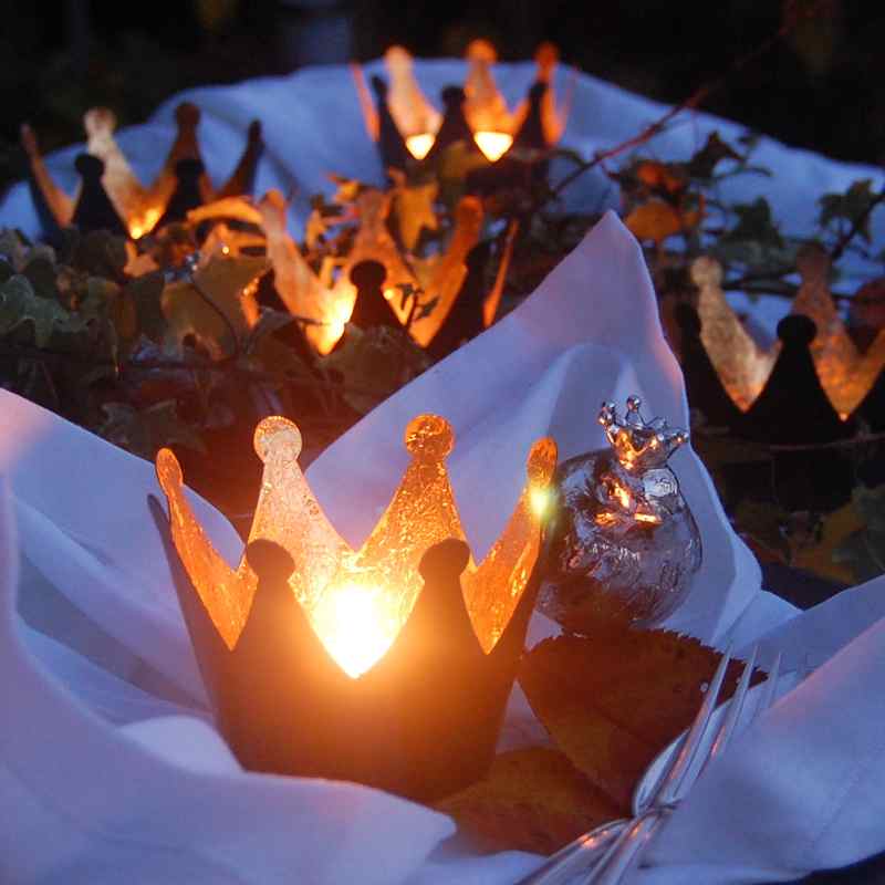 Vollbild Windlicht in Kronenform, innen goldfarben schimmernd, außen schwarz