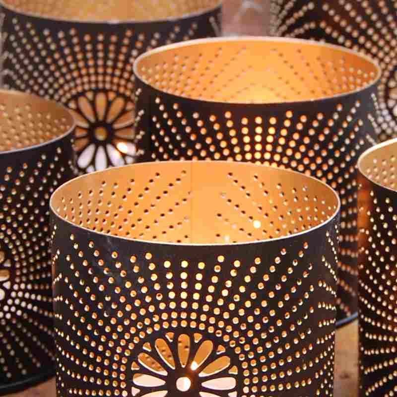 Vollbild Metall-Windlicht, innen gold, außen schwarz, mit ausgestanzten Löchern und Blüte