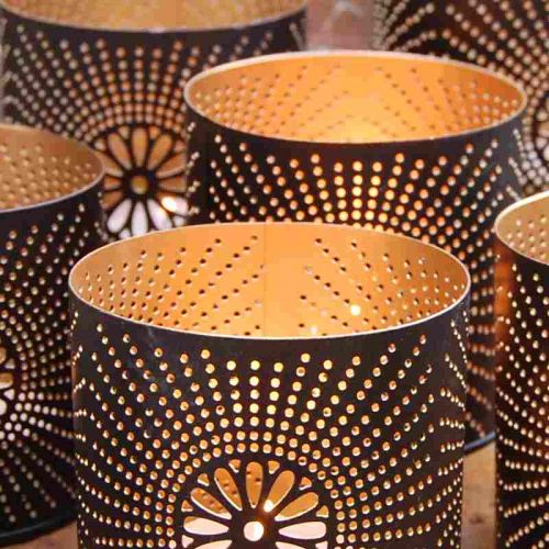 Metall-Windlicht, innen gold, außen schwarz, mit ausgestanzten Löchern und Blüte