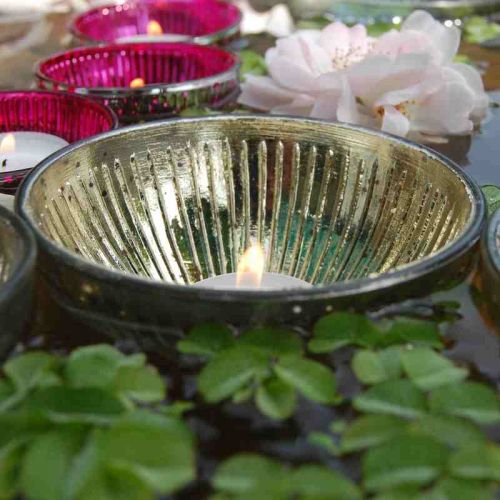 Schwimmschalen in Silber und Pink aus Glas mit  brennendem Teelicht