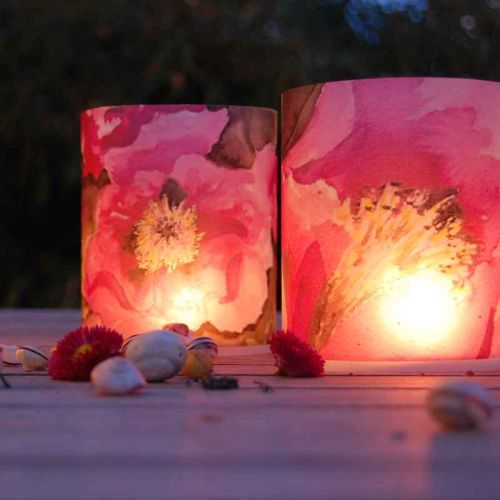 Leuchtende Papierwindlichter mit pinkfarbenem Pfingstrosenmotiv