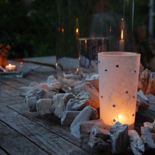Papierkaschiertes Windlicht mit Glitzersteinen in Abenddämmerung
